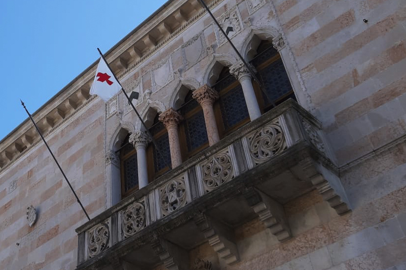 ESPOSTA BANDIERA SULLA LOGGIA DEL LIONELLO per la GIORNATA MONDIALE DELLA CROCE ROSSA