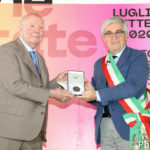Il Sindaco Pietro Fontanini consegna il sigillo della città al professor Giuseppe Bergamini