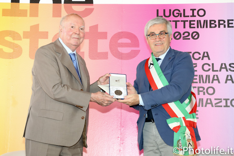 Il Sindaco Pietro Fontanini consegna il sigillo della città al professor Giuseppe Bergamini