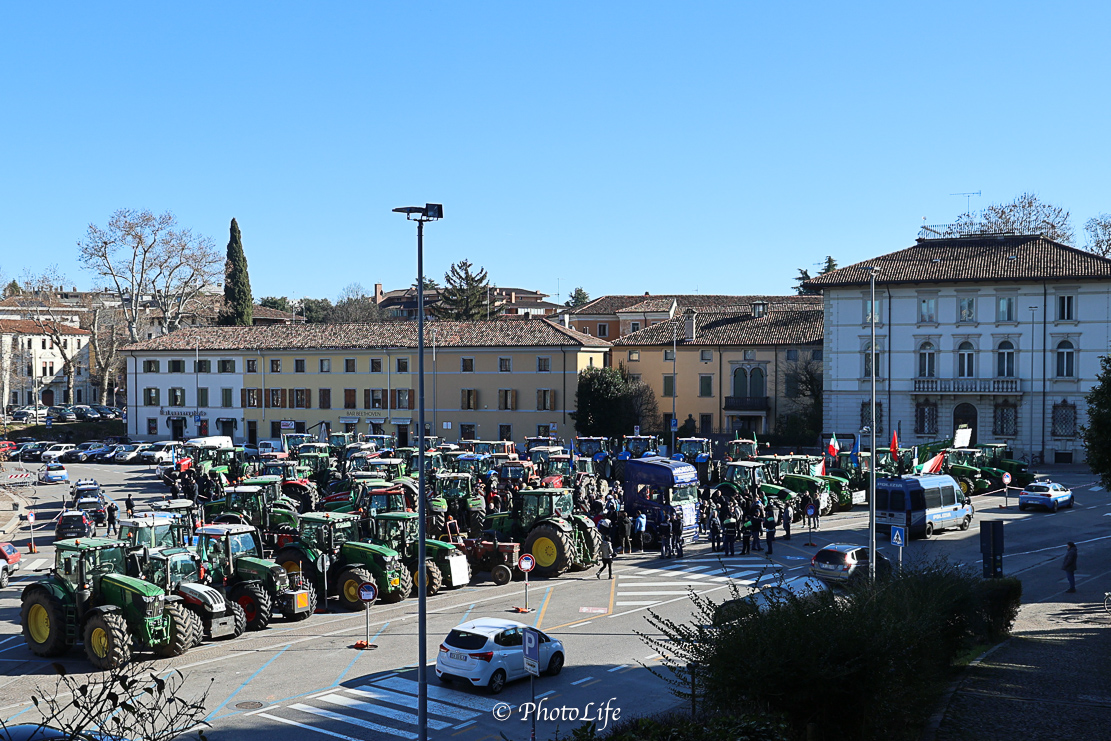 Manifestazione degli agricoltori si incontrano in Piazza I° Maggio