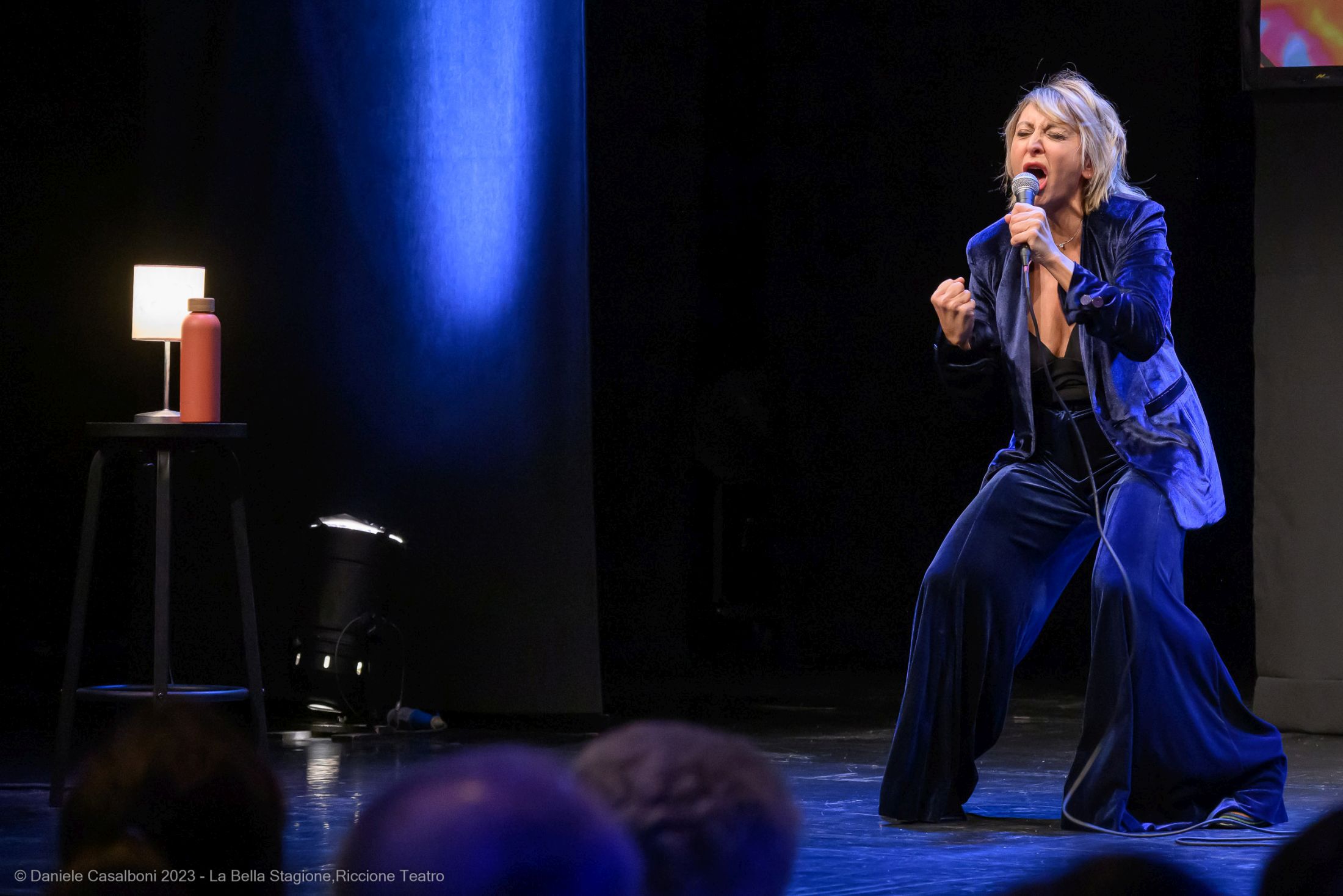 Lo spettacolo -scritto da Gabriele Di Luca di Carrozzeria Orfeo- a Gemona e Cordenons Paola Minaccioni in scena per l'ERT con il monologo Stupida Show! Sul palco una cinquantenne sola e in guerra con la vita non risparmia bordate a nessuno