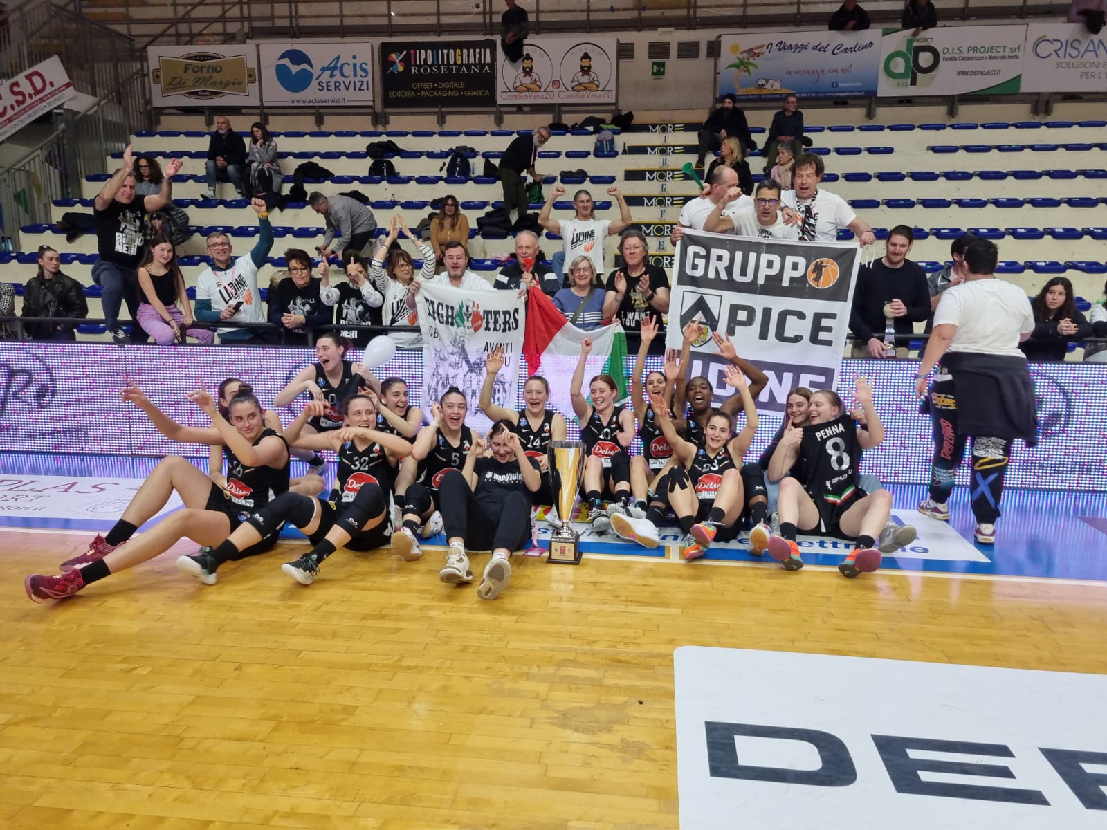 La APU Delser Crich Udine vince la Coppa Italia dopo un'incredibile rimonta! Udine ha battuto l'Autosped BCC Derthona per 95-98 in una finale palpitante, decisa solo al terzo supplementare. La partita: Primo quarto: Derthona parte fortissimo e vola sul 10-0 grazie a Premasunac. Udine fatica a trovare il ritmo e si ritrova sotto di 10 punti (24-14) al termine del primo quarto. Secondo quarto: Udine reagisce e con un parziale di 7-0 rientra in partita. Le due squadre si scambiano canestri e il punteggio resta in equilibrio fino all'intervallo (37-32 per Derthona). Terzo quarto: Derthona allunga di nuovo sul +9 (46-32), ma Udine non molla e con un altro break riduce lo svantaggio a -5 (52-47). Il quarto si chiude sul 56-48 per Derthona. Quarto quarto: Udine continua a lottare e trova la parità a quota 61 con Katshitshi. La contesa resta punto a punto fino alla fine, con Udine che avanti di un punto a un minuto dalla sirena. Attura pareggia dalla lunetta e la partita va al supplementare (70-70). Primo supplementare: Milani porta avanti Udine, ma Derthona risponde con un parziale di 6-0 e si porta a +4 (76-72). Katshitshi impatta a quota 76 con 14 secondi da giocare, ma Attura e Katshitshi sbagliano i loro tiri e si va al secondo supplementare. Secondo supplementare: Ancora una volta le due squadre non si staccano. Udine è a +3 a 27 secondi dalla fine, ma Attura manda tutto al terzo overtime con un canestro sul finale. Terzo supplementare: La lotteria dei liberi premia Udine: Katshitshi e Milani non sbagliano e portano Udine sul 95-98. La tripla di Gianolla non entra e Udine può festeggiare la vittoria della Coppa Italia! Le protagoniste: Katshitshi: MVP della partita con 29 punti e 21 rimbalzi. Bovenzi: 20 punti e 13 assist per l'americana di Udine. Premasunac: 24 punti per l'ala di Derthona. Attura: 23 punti e 10 rimbalzi per la capitana di Derthona. Un'impresa storica per la APU Delser Crich Udine, che conquista la sua prima Coppa Italia al termine di una partita davvero incredibile.