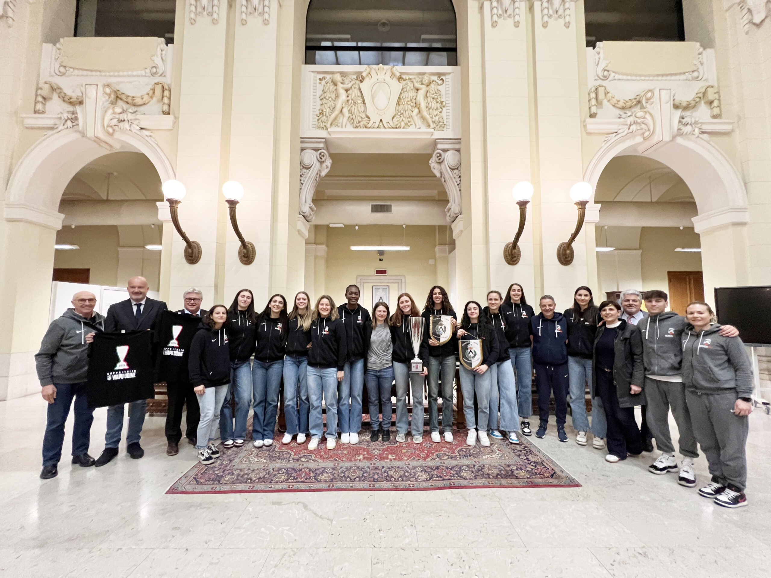 La squadra di basket Woman Apu ricevute dal sindaco e assessore