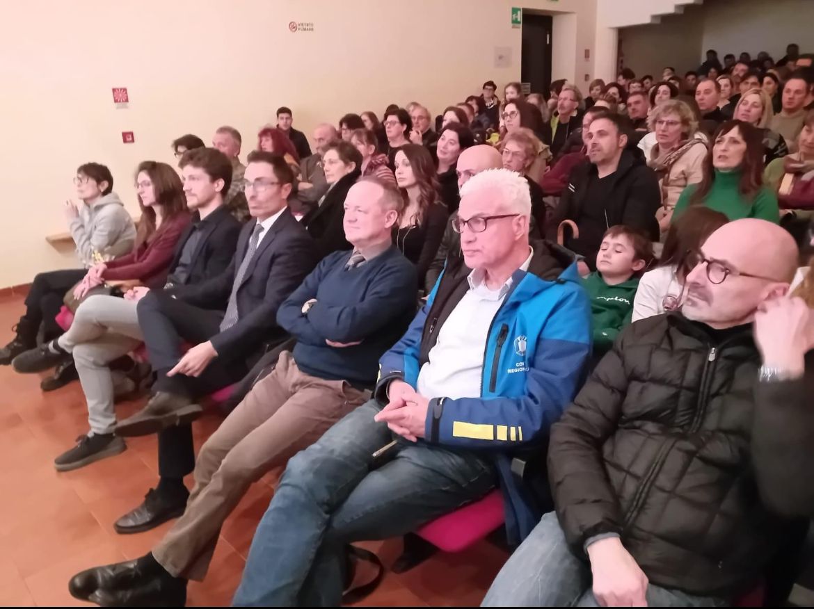 Lo spettacolo ha avuto un grande successo, con il teatro gremito di persone e un'atmosfera calorosa e coinvolgente. I temi trattati sono stati affrontati con delicatezza e sensibilità, dando vita a momenti di riflessione e di commozione. Le esibizioni dei bambini, dei talenti locali e degli ospiti speciali hanno allietato il pubblico e contribuito a rendere la serata davvero speciale. Il gruppo di amiche che ha ideato l'evento si è dimostrato coeso e determinato, e il loro impegno ha portato a un risultato davvero lodevole. La FESTA DELLA DONNA di Paularo è stata un'iniziativa importante che ha saputo unire beneficenza, cultura e divertimento, e che sicuramente rimarrà impressa nella memoria di tutti coloro che vi hanno partecipato.