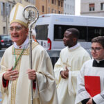 Mons. Riccardo Lamba nel sagrato della cattedrale di Udine foto Photolife Udine