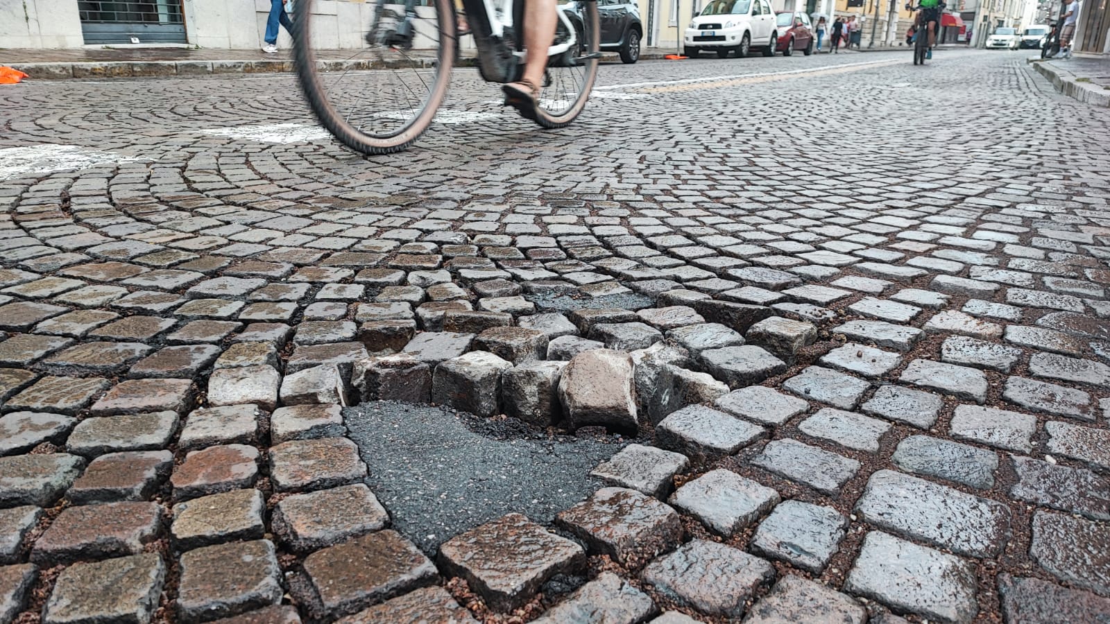 Momenti di paura per le strade rotte a Udine centro