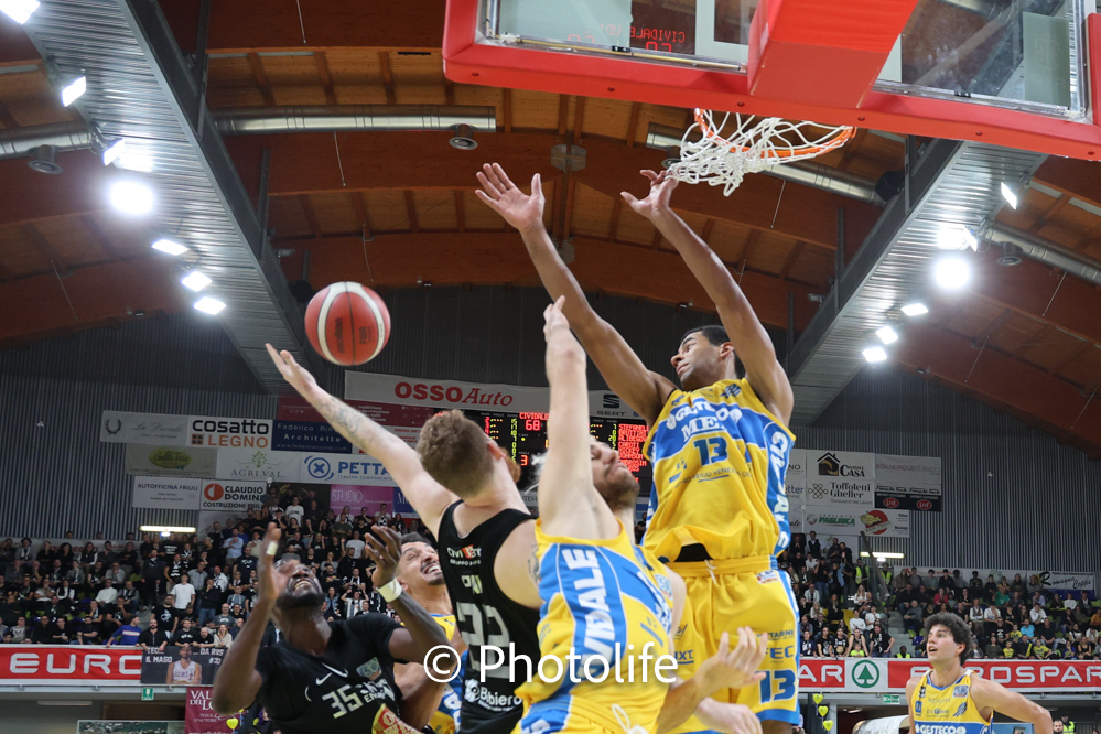 Cividale in casa vince  75-73