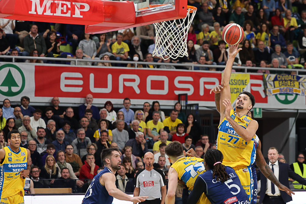 Gesteco Cividale e Fortitudo Bologna 86-75 tornano per una notte in vetta alla serie A2