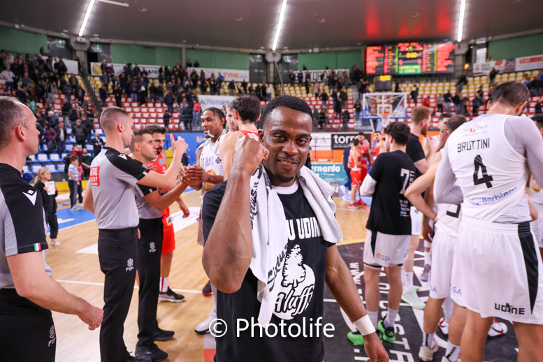  La vecchia Forlì, avversaria e rivale di sempre è in campo è al Carnera.
Il quintetto udinese è composto da Bruttini, Ambrosin, Alibegovic, Johnson, Hichey.
La partita tra Old Wild West Udine e Unieuro Forlì é subito spettacolo.
Nei primi 5 minuti gli udinesi vanno sopra 16 a 7.
Udine ha un bel vantaggio al primo quarto 27-14.
Gli udinesi sono i ottima salute.  Secondo quarto e Udine che guadagna più venti.
Recupera Forlì anche se parzialmente e il primo tempo s ok conclude con Udine 50 Forlì 34
Johnson finora ha totalizzato 13 punti.
Rimbalzi 21 a 14 per Udine.  Molti errori Forlì nel terzo quarto e splendido Hickey.
Questo in sintesi  il terzo quarto che si chiude 72 a 47.
Naturalmente per Udine.  Vince Udine 84 a 75,perdendo un po' di smalto nel finale ma dimostrando ancora che al Carnera non si passa.
Grandi numeri:Hickey superlativo in ogni senso con 16 punti.
Johnson 17, Alibegovic 11 Da Ros 17.
Rimbalzi 38 a 34 per Udine.
Domenica sera Vigevano al Carnera.
Vito Sutto