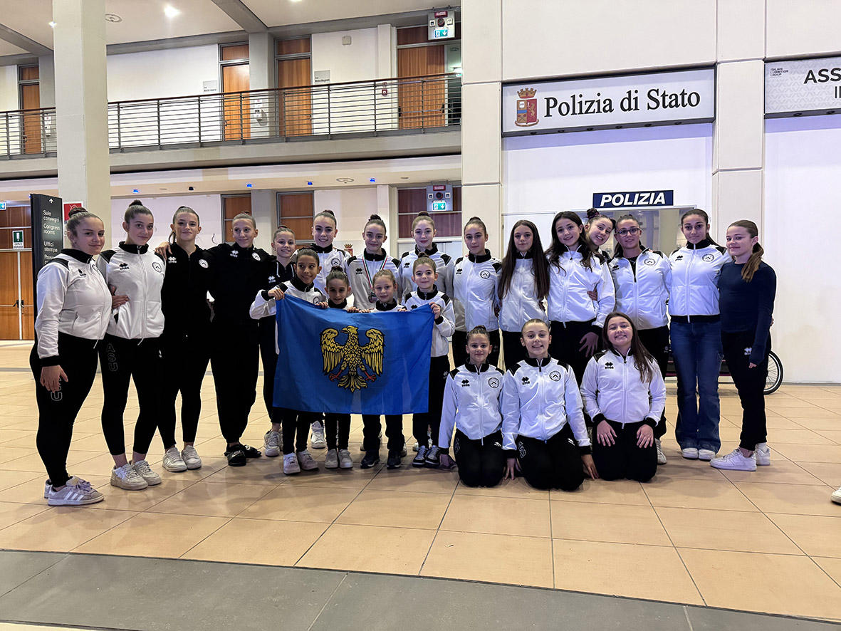 UDINE - È stato un fine settimana pazzesco, per ASU – Associazione Sportiva Udinese. La società bianconera, infatti, ha visto impegnati, fra Italia ed estero, ben 104 atlete e atleti di ginnastica artistica (femminile e maschile), ginnastica ritmica e scherma. Molti atleti per molte gare, e soprattutto tantissime medaglie: ben ventuno ori; dieci argenti e undici bronzi. «Questo alto numero di presenze nelle ultime competizioni agonistiche rappresenta un enorme soddisfazione per noi. Inoltre, gli eccellenti risultati raccolti in tutte le discipline, testimoniano l'enorme progresso tecnico delle nostre ragazze e dei nostri ragazzi, grazie, soprattutto, al lavoro degli allenatori, che li accompagnano nel loro percorso di crescita. A tal proposito sottolineo anche la forte coesione del corpo tecnico, trasversale tra nelle sezioni e tra le sezioni, un ulteriore elemento arricchente e che ha contribuito al raggiungimento di un forte spirito di squadra che ha concorso a questi risultati», ha dichiarato Alessandro Nutta, presidente di ASU. RITMICA – La ginnastica ritmica è stata impegnata su due fronti: il Campionato Nazionale di Insieme Gold, a Rimini e la Winter Rimini Silver Ginnastica. Nel Campionato Nazionale di Insieme Gold la squadra giovanile (Anna Braidotti, Giulia Facinoli, Alice Grigolini, Adele Asquini, Gaia Zurlo) ha vinto il titolo italiano; mentre le atlete della squadra open sono vicecampionesse italiane (Tara Dragas, Isabelle Tavano, Isabel Rocco, Elena Perissinotto, Matilde Marcon e Gaia Mancini), vincendo, nuovamente, anche il Trofeo Andreina Sacco Gotta. La Winter Rimini Silver ha invece decretato campionesse nazionali Veronica Cosoli (al nastro) ed Elena Pilosio (alla fune); terzo posto per Federica Falcone (alla palla). ARTISTICA FEMMINILE - Alla Winter Rimini Silver, per la ginnastica artistica femminile sono scese in campo ben 45 ginnaste, tra i livelli LA ed LD: un’avventura straordinaria, piena di emozioni e grandi soddisfazioni per la società che vanta ben 16 campionesse nazionali: Matilde Pascolini (LC3 AV Junior 2), Sara Da Ros (LC AV Junior 1), Beatrice Da Ros (LB AV Senior 1), Angelica Modestini (LB Base Allieve 4), Sofia Agosto (LA AV Senior 1), Amelia Ceschiutti e Sara Da Ros (DUO LC AV Junior mix), Sofia Tosolini ed Emma Candieracci (DUO LC3 AV Allieve 4), Grazia Pizzinato e Ginevra Piani (DUO LC3 AV Junior 2), Ottavia Zannier e Alice Caporale (DUO LD AV Junior 2), Caterina Barbetti e Gaia Modolo (DUO LD AV Junior 3). A costoro si aggiungono otto vicecampionesse: Cecilia Viale (LB AV Senior 1), Marta Ducato e Elisabeth Morini (DUO LA AV Allieve 1), Anna Crucil (LA AV Junior 2), Alessia Turda (LA AV Junior 2), Beatrice Travaglini e Benedetta Strizzolo (DUO LC3 AV Junior 1), Ottavia Zannier (LD AV Junior 2). Non da meno i 7 terzi posti: Cristina Margarit (LB Base Junior 3), Matilde Camilli e Amelia Sgobino (DUO LA AV Allieve 1), Elisabeth Morini (LA AV Allieve 1), Francesca Fiore (LA AV Junior 1), Sofia Artuso (LA Base Allieve 2), Clarissa Secondi (LC3 AV Senior 1). Nella finale Nazionale individuale junior/senior Gold, tenutasi a Fermo, a tenere alti i colori bianconeri sono state Lara Sattolo (senior 1) e Astrid Chiaradia (junior 2). GINNASTICA ARTISTICA MASCHILE - Sempre alla Winter Rimini Silver c’erano anche cinque piccoli ginnasti nel livello LC. Fra loro da segnalare in particolare un campione nazionale (Mattia Monte) e un terzo posto nazionale (Gabrielle Perrone), assieme a tanti altri buoni risultati. SCHERMA – La sezione scherma è stata invece impegnata nella 1^prova nazionale under 14 di Fioretto ad Ancona, dove Elena Peres (Giovanissime), Giovanni Peres (Allievi) e Ada Speziani (Allieve) hanno conquistato il terzo gradino più alto del podio, mentre Mattia Stel (Allievi) è entrato fra i primi 8. A Monaco di Baviera si è invece tenuta la 3^ prova del Circuito Europeo Master 50-60 anni, al quale si è classificato primo Filippo Pesce. Mentre nella 2^ prova di circuito Nazionale master di spada +60, a Montecatini, è arrivato un ottimo bronzo per Umberto Spanò.