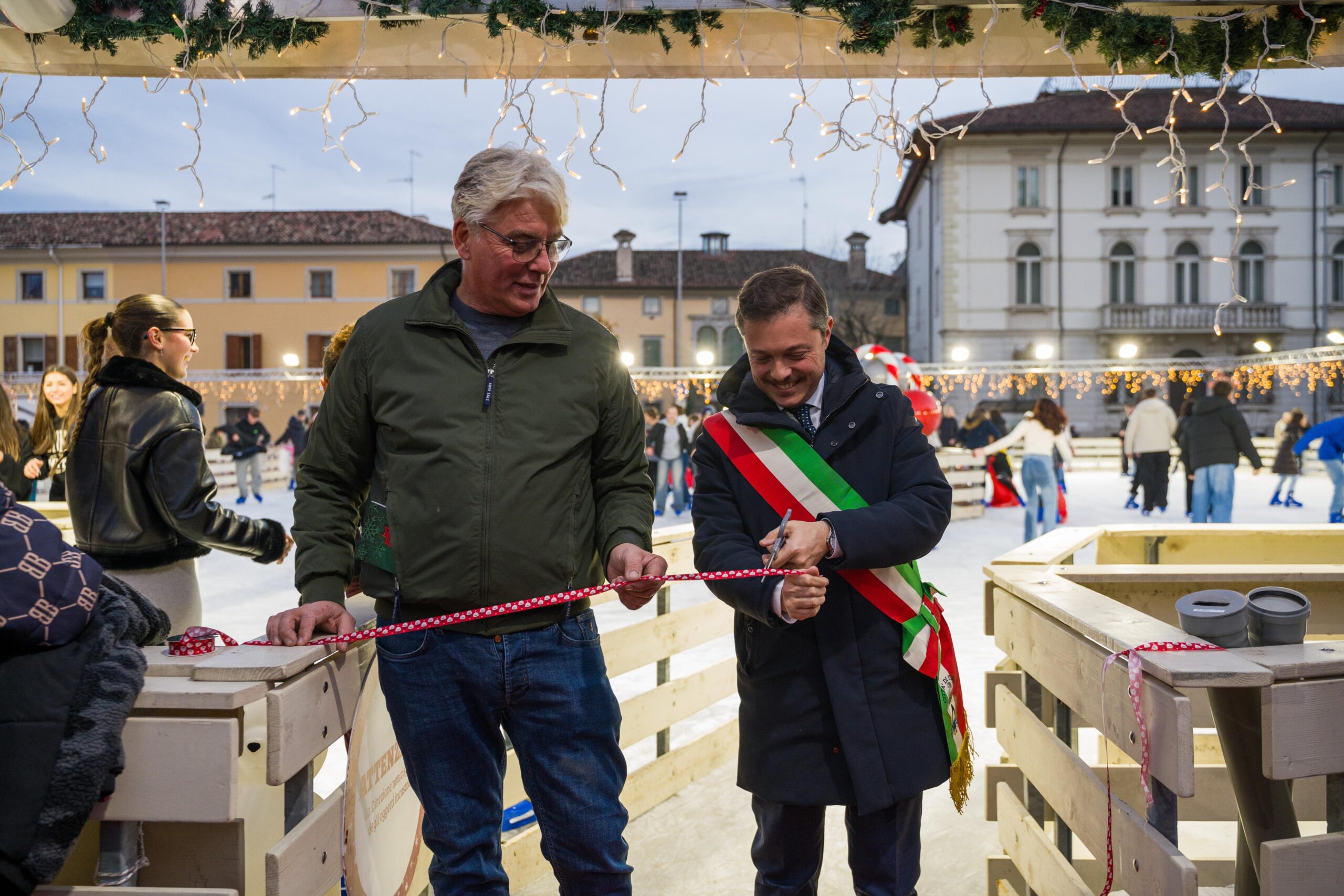 Fino al termine delle feste piazza Primo Maggio ospiterà il villaggio del Natale udinese con la pista di pattinaggio, il mercatino a tema natalizio e la Christmas Arena, teatro di un esclusivo musical per famiglie Venanzi: “La città di Udine punto di riferimento per le festività natalizie a nord est” In mezzo a centinaia di persone che, sfruttando il pomeriggio di bel tempo, hanno scelto di passare un pomeriggio pattinando e gustando bevande calde, è stato ufficialmente tagliato il nastro del villaggio natalizio di piazza Primo Maggio. Confermato dopo il grande successo dello scorso anno, Udine Ice Park promette, in una veste ampliata e rinnovata per le festività 2024, pomeriggi di allegria e sano divertimento sul ghiaccio, con tante novità come il mercatino natalizio e la Christmas Arena dove andrà in scena ogni giorno un coinvolgente musical per bambini e famiglie. La pista di pattinaggio, tra le più grandi d'Italia, sarà ovviamente il cuore pulsante dell'evento. Milleduecentocinquanta metri quadri di superficie ghiacciata su cui cittadini e turisti potranno pattinare e godersi delle ore divertendosi in un clima allegro e festoso. Tutto intorno è allestito un vero villaggio del natalizio con bancarelle, gastronomia e bevande calde, ma saranno allestite anche attrazioni per i più piccoli, suggestive attrazioni in perfetto tema natalizio e la Christmas Arena, uno spazio dedicato all’esclusivo musical natalizio che Udine Ice Park propone per il Natale udinese. Da sabato 7 dicembre a lunedì 6 gennaio si potrà assistere ogni giorno a uno speciale e coinvolgente musical a tema natalizio intitolato “Sogno di Natale”, che vedrà esibirsi, in sessantacinque repliche per il pubblico udinese, una dozzina di attori e performer professionisti. La pista di ghiaccio sarà aperta tutti i pomeriggi dalle 14 alle 20, ma durante le giornate festive e nel periodo delle vacanze scolastiche sarà possibile pattinare già dalle 10.30. Per tutte le informazioni e per acquistare il biglietto per gli spettacoli si può consultare il sito https://udineicepark.it/. “Oggi inauguriamo un'altra iniziativa importante. Dopo il grande successo che abbiamo registrato lo scorso anno, Piazza Primo Maggio si conferma il luogo ideale per le festività udinesi", commenta il Vicesindaco e assessore al turismo Alessandro Venanzi. "Nel 2023 l'abbiamo fatta rientrare nel perimetro degli eventi natalizi udinesi con la prima edizione di Udine Ice Park, registrando un +18% delle presenze di turisti nella nostra città a dicembre", spiega. "Con 150 eventi inseriti nel ricco calendario di Natale tra iniziative del Comune, impegno delle associazioni e aziende, il Natale udinese ha le carte in regola per diventare l'ennesima occasione turistica per la nostra città, per posizionarsi come punto di riferimento per le feste a nord-est. Abbiamo pensato a un Natale per tutti, con tante opportunità per le famiglie e i giovani, che mentre inauguravamo ufficialmente il villaggio in Giardino Grande già popolavano la pista e di questo non posso che essere soddisfatto".