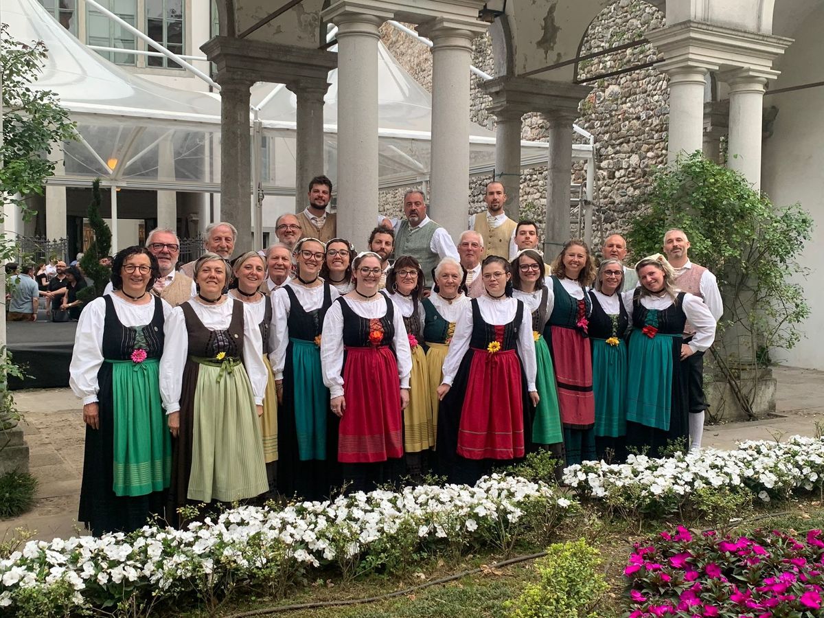 Sabato 15 marzo la Chiesa Parrocchiale di San Giovanni Battista di Cassacco ospiterà Cjantàit. Omaggio a Luigi Garzoni, una nuova tappa del percorso dedicato alla valorizzazione della figura artistica e musicale del Cantore del Friuli promosso dal Comune di Cassacco con una fitta rete di partner. Il concerto, organizzato con USCI FVG, vedrà come protagoniste le musiche del Maestro Garzoni interpretate da tre cori della Regione: I Cantori del Friuli (coro fondato da Garzoni stesso), il Coro Zahre di Sauris, e il Gruppo corale folcloristico Sot la nape di Villa Santina.